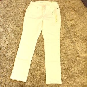 Curvy mid rise white jeans